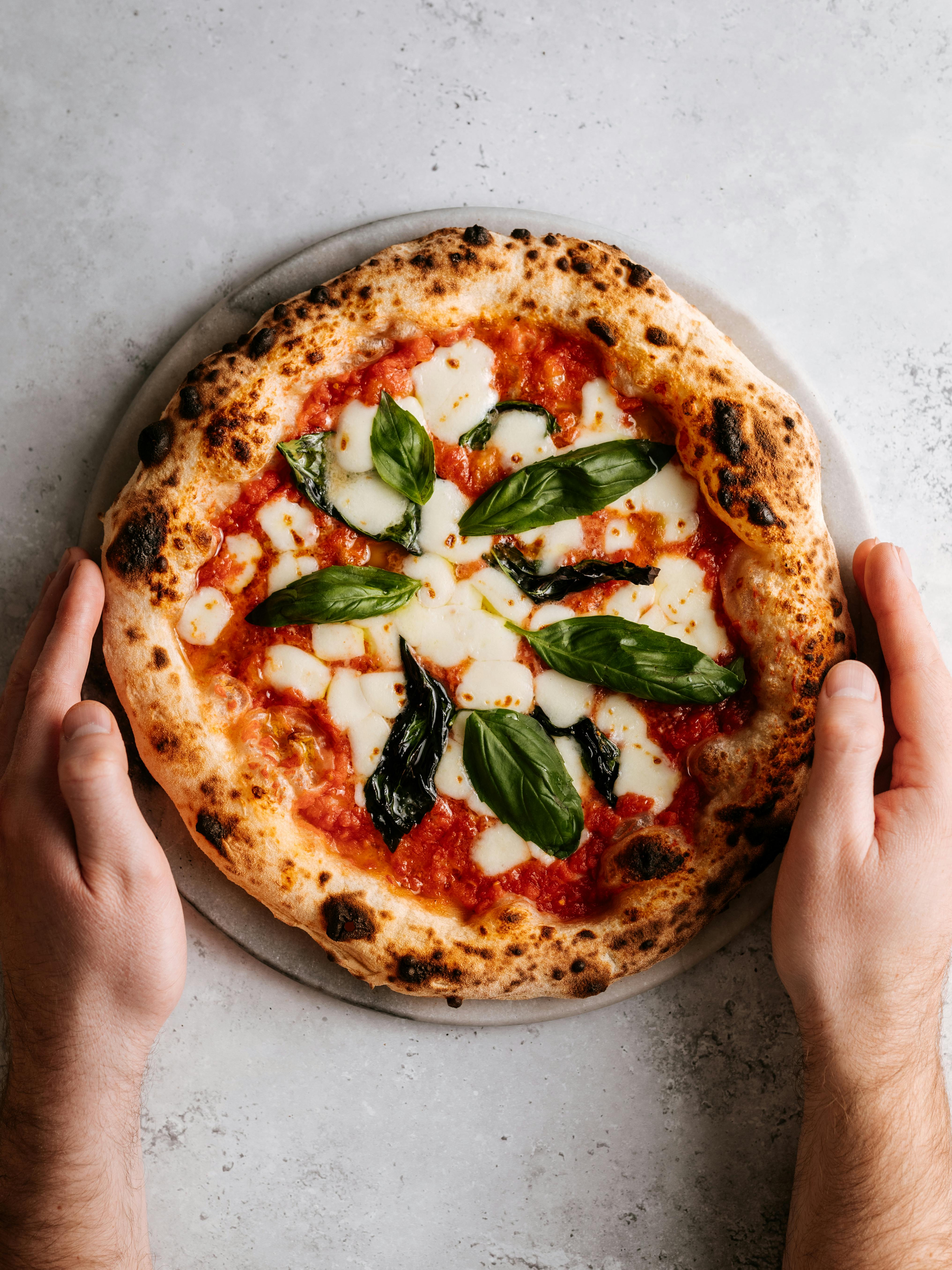 Pizzaiolo venyttää taikinaa